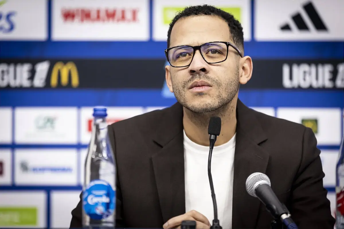 “No Chance”, “That’s Crazy”: Chelsea Fans React As Blues Plot £135m Move For Liam Rosenior’s Fist Signing