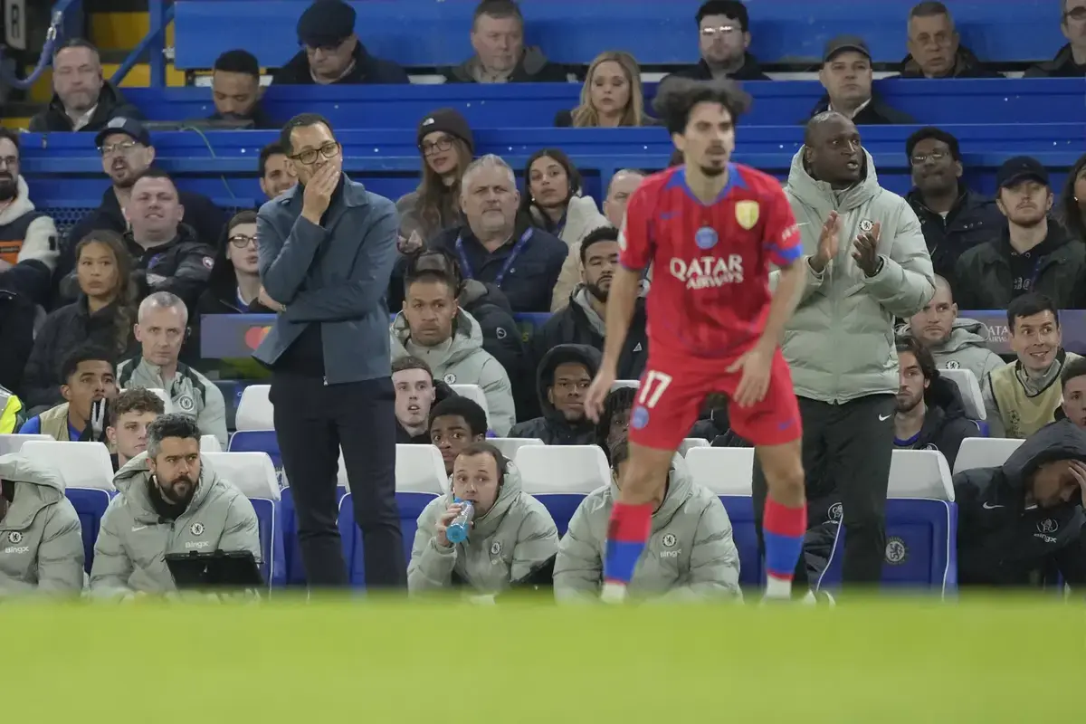 Former Chelsea Star Pinpoints “Worrying” Signs As He Explains Why Rosenior Is Already Under Pressure